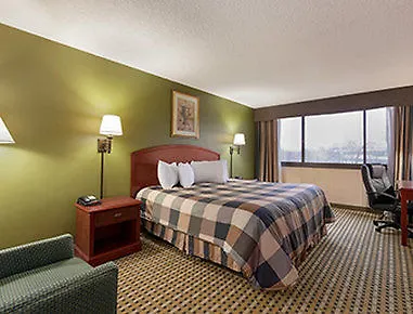 Ramada By Wyndham Rochelle Park Near Paramus Hotel